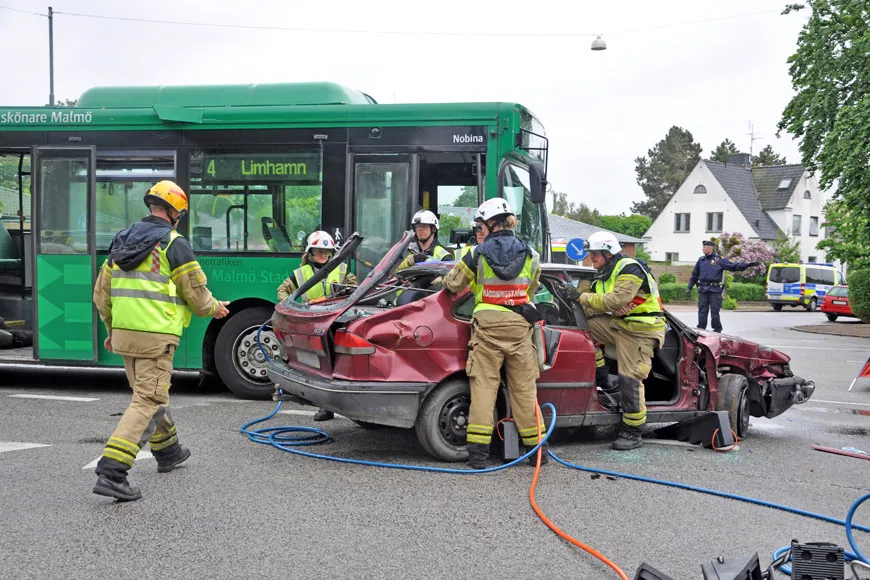 Brandmän som arbetar med en bil som varit med om trafikolycka