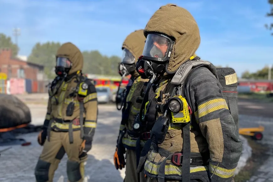 Brandmän klädda i brandklädsel och andningsskydd