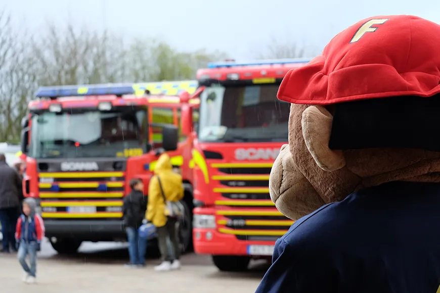 Brandapan Flammy tittar på brandbilarna