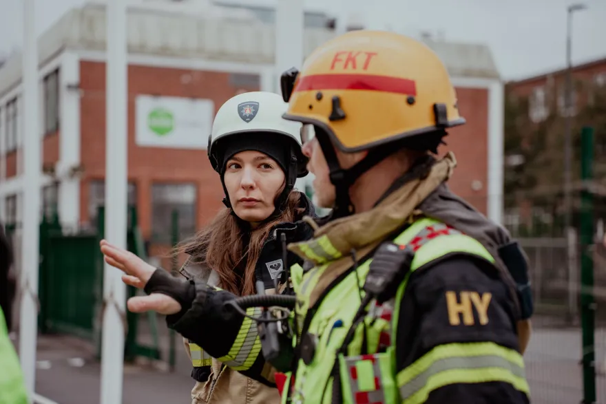 Två kollegor samtalar